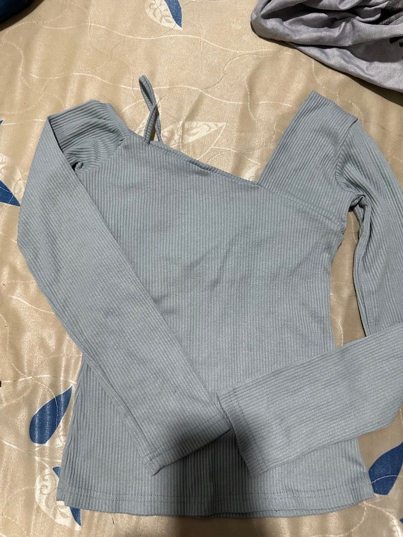 Off shoulder (Category: Shirts) located in Balok. Submitted by prelovedbyflowers (Listing ID 1379925513, Image 1). Description: Meet up- shah alam Postage - RM8 (sm).