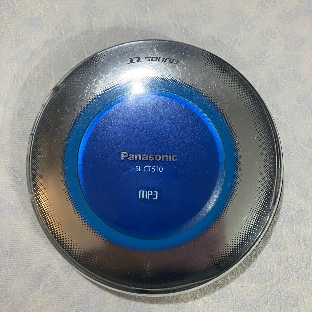 由 yoyo0144 (刊登 ID 1379996614，圖片 2) 提交，位於 新北市 (New Taipei) 的 【Panasonic 】*飛碟機*日本製CD CDMP3 隨身聽 SL-CT510，難得二手佳品（送電源線/線控／耳機） (類別：音樂播放裝置 MP3及CD 播放器)，說明：✅外觀成色如圖實拍，運轉時，可看見CD轉動,老機難免都有使用痕跡，有一點點脫漆如圖片，要求求完美者請路過 ✅功能都正常，高音質，如影片，送電源線/線控／耳機 👍用行動充電器接送的充電線即可當CD隨身聽變壓器 🍀🦠附有原廠線控（夾子已經壞了，不影響使用）和原廠耳機 ☘️使用三號電池二個或電源揷孔4·5V 商品特色 ● 🎉讀諜順暢，可讀音樂光碟／刻録光碟／適CD MP3格式光碟 ● 🎉 防震裝置 ● 🎉 重低音功能，D sound 音質佳 。