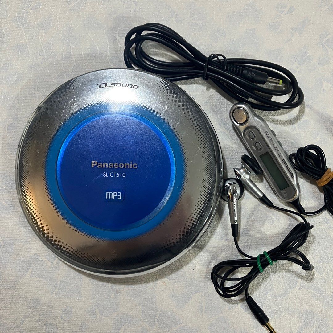 由 yoyo0144 (刊登 ID 1379996614，圖片 1) 提交，位於 新北市 (New Taipei) 的 【Panasonic 】*飛碟機*日本製CD CDMP3 隨身聽 SL-CT510，難得二手佳品（送電源線/線控／耳機） (類別：音樂播放裝置 MP3及CD 播放器)，說明：✅外觀成色如圖實拍，運轉時，可看見CD轉動,老機難免都有使用痕跡，有一點點脫漆如圖片，要求求完美者請路過 ✅功能都正常，高音質，如影片，送電源線/線控／耳機 👍用行動充電器接送的充電線即可當CD隨身聽變壓器 🍀🦠附有原廠線控（夾子已經壞了，不影響使用）和原廠耳機 ☘️使用三號電池二個或電源揷孔4·5V 商品特色 ● 🎉讀諜順暢，可讀音樂光碟／刻録光碟／適CD MP3格式光碟 ● 🎉 防震裝置 ● 🎉 重低音功能，D sound 音質佳 。