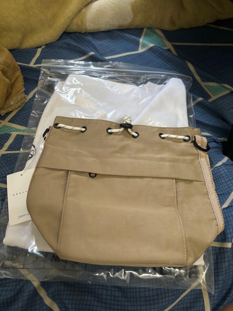 由 hsiangbuy (刊登 ID 1380014856，圖片 1) 提交，位於 台中市 (Taichung) 的 plain-me 卡其水桶包（中） (類別：斜側背、手提包)，說明：官網購入，原價$1280 覺得不太適合自己，完全沒有揹出去過 所以想賣給更適合的人 - *台中東區/北區/中區/太平區/西區🉑面交。