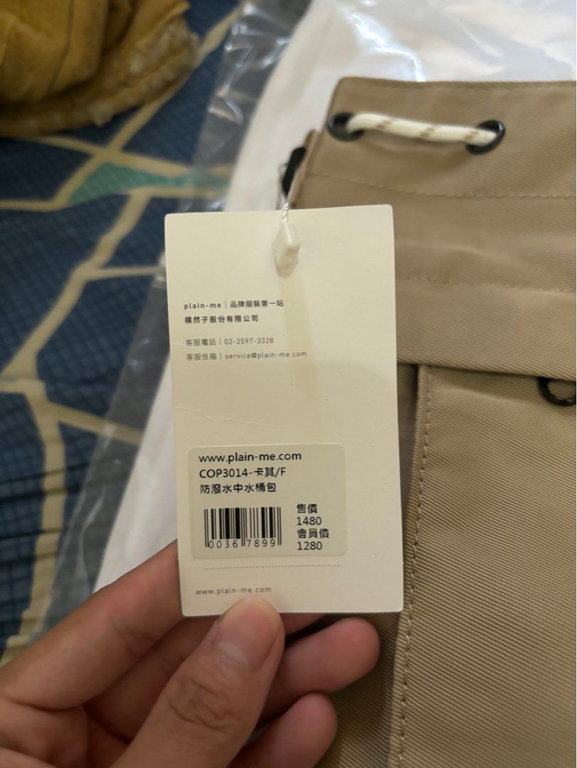 由 hsiangbuy (刊登 ID 1380014856，圖片 3) 提交，位於 台中市 (Taichung) 的 plain-me 卡其水桶包（中） (類別：斜側背、手提包)，說明：官網購入，原價$1280 覺得不太適合自己，完全沒有揹出去過 所以想賣給更適合的人 - *台中東區/北區/中區/太平區/西區🉑面交。