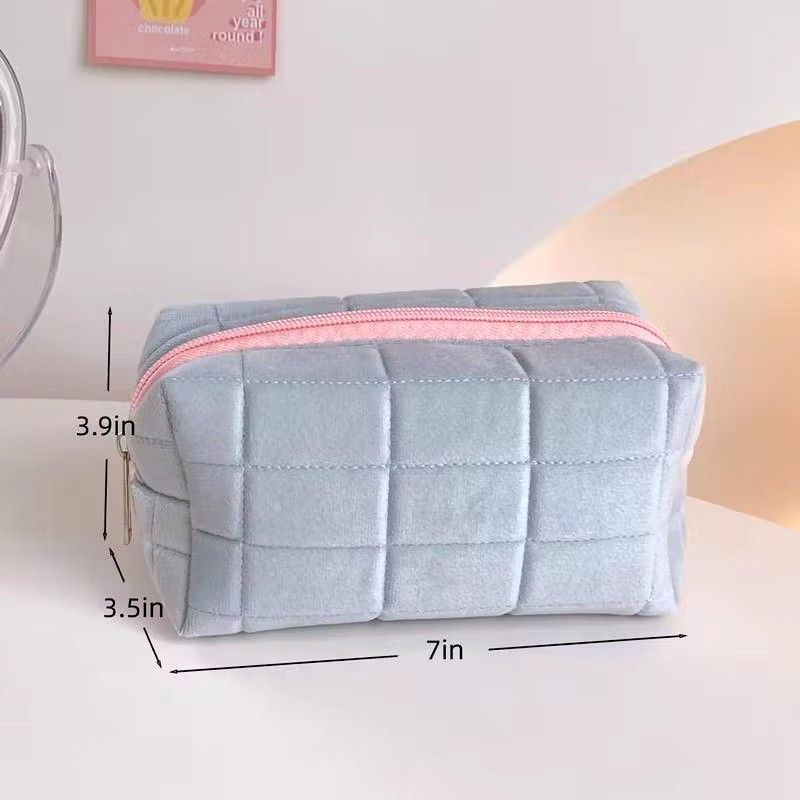 Puffy Make Up Pouch (Category: Makeup) located in Quezon City. Submitted by beautynglamph (Listing ID 1380027133, Image 3). Description: The surface is made of quality material, soft to the touch and easy to clean Can be kept easily in your bag, Lightweight design and easy to carry on traveling or business trip This makeup bag is easy to storage and pick items, make the small makeup pouch more useful and effective It is suitable for carrying vari