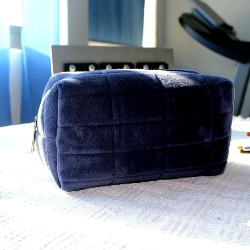 Puffy Make Up Pouch (Category: Makeup) located in Quezon City. Submitted by beautynglamph (Listing ID 1380027133, Image 1). Description: The surface is made of quality material, soft to the touch and easy to clean Can be kept easily in your bag, Lightweight design and easy to carry on traveling or business trip This makeup bag is easy to storage and pick items, make the small makeup pouch more useful and effective It is suitable for carrying vari