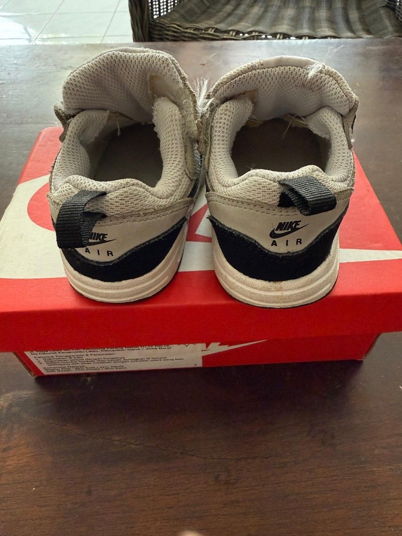 sepatu anak Nike airmax 1 Easyon (Kategori: 1 hingga 3 tahun) berada di Bandung. Dikirim oleh sandilsmn (ID iklan 1379928202, Gambar 2). Deskripsi: Preloved Sepatu anak Nike Airmax 1 easyon Size 6C , 12cm ,euro 22 untuk anak umur 2-4 tahun tergantung ukuran kaki anak Lengkap dengan dus 100% oroginal Cod ? Daerah padjajaran bandung Rekber ? Bisa lewat to*ped atau Sh*pee.