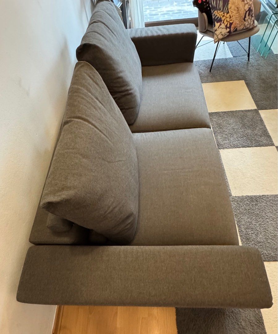 Sofa （分類：梳化）位於 Hong Kong。 由 styleguy 提交（商品編號 1379940564，圖片 3）。簡介： Italian brand Zanotta beta, fabric and back cushions. Very firm and goose down upholstery, high quality sofa. H 60cm x W 230cm x D 100cm。