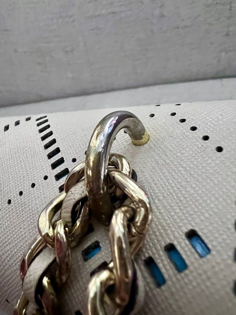 Tory burch Robinson crosshatch convertible bag (Category: Luxury Bags & Wallets) located in Bacolod City. Submitted by ry11_bcd (Listing ID 1379979182, Image 2). Description: bought this for 5k as a preloved bag. used once only during a wedding. with signs of use on the hardware but overall the bag still looks nice and presentable..