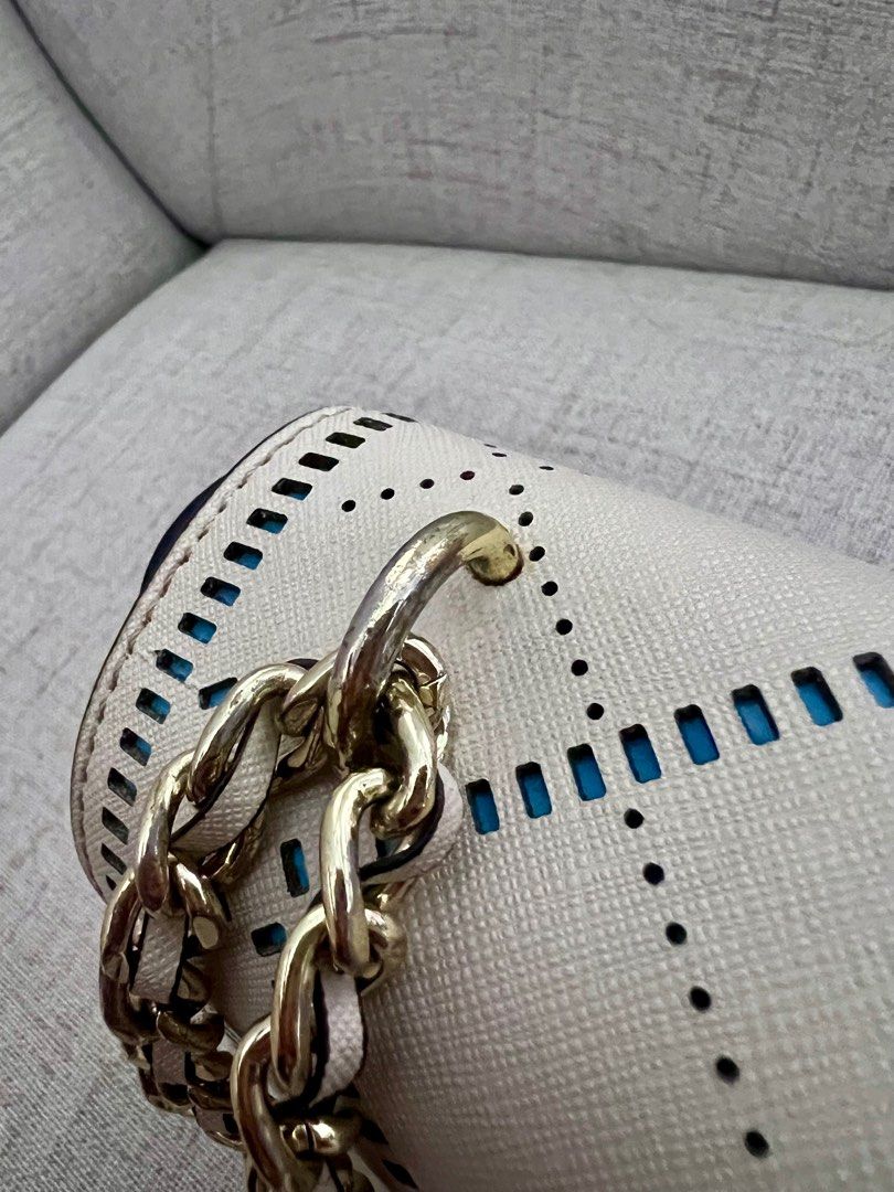 Tory burch Robinson crosshatch convertible bag (Category: Luxury Bags & Wallets) located in Bacolod City. Submitted by ry11_bcd (Listing ID 1379979182, Image 3). Description: bought this for 5k as a preloved bag. used once only during a wedding. with signs of use on the hardware but overall the bag still looks nice and presentable..