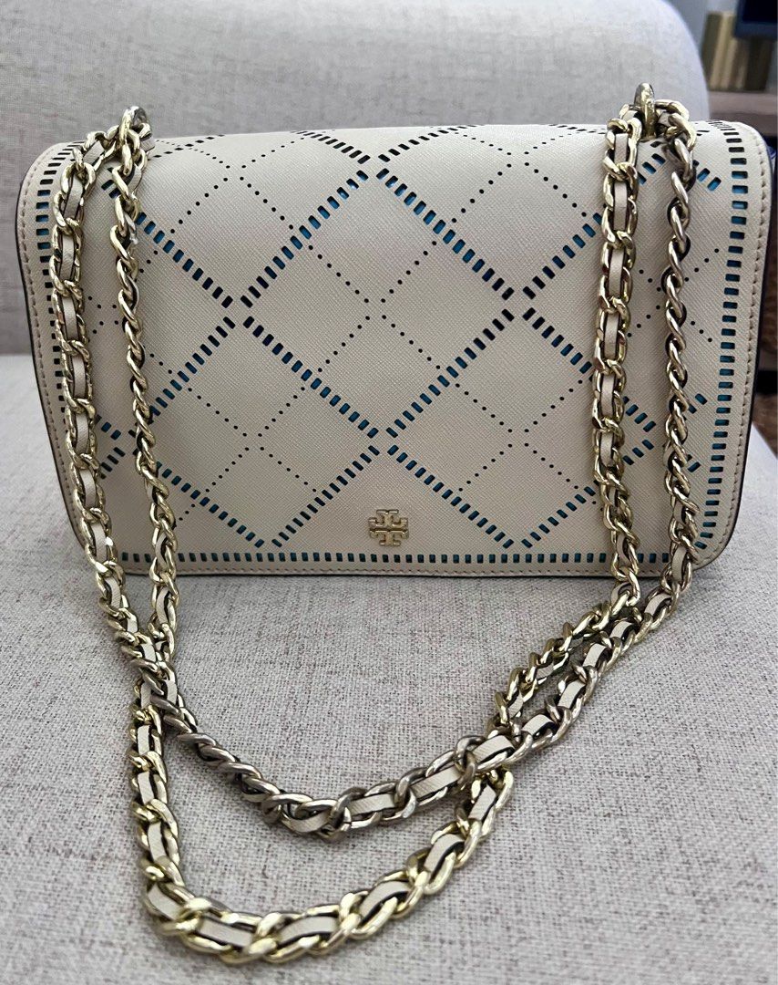 Tory burch Robinson crosshatch convertible bag (Category: Luxury Bags & Wallets) located in Bacolod City. Submitted by ry11_bcd (Listing ID 1379979182, Image 1). Description: bought this for 5k as a preloved bag. used once only during a wedding. with signs of use on the hardware but overall the bag still looks nice and presentable..