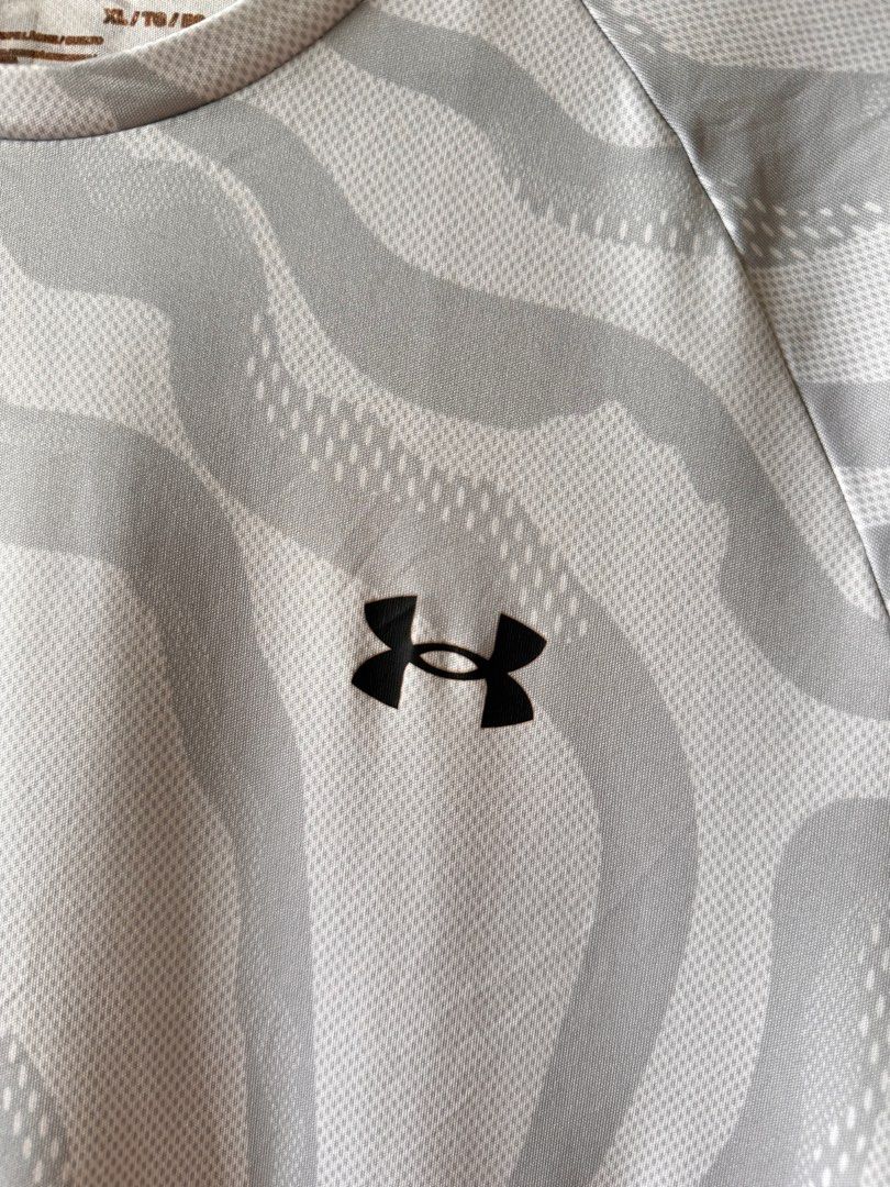 Under Armour HeatGear Tee (Category: Tshirts & Polo Shirts ) located in Makati City. Submitted by thiftdirection (Listing ID 1379936399, Image 3). Description: Under Armour HeatGear Tee Stay cool, dry, and ready for action in this lightweight performance shirt. Featuring a sleek gray camo design, it’s built for breathability and all-day comfort. Perfect for your workouts or just casual flex XL on Tag Actual Dimes:21x27 650.00 DM to grab it before
