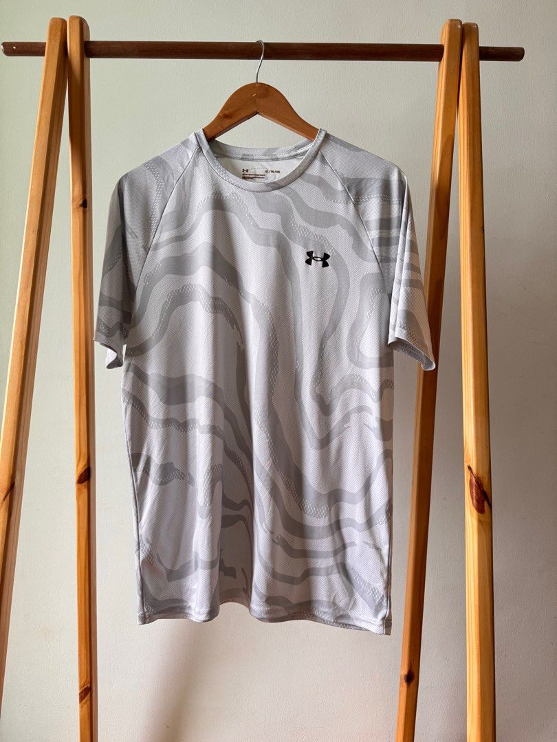 Under Armour HeatGear Tee (Category: Tshirts & Polo Shirts ) located in Makati City. Submitted by thiftdirection (Listing ID 1379936399, Image 1). Description: Under Armour HeatGear Tee Stay cool, dry, and ready for action in this lightweight performance shirt. Featuring a sleek gray camo design, it’s built for breathability and all-day comfort. Perfect for your workouts or just casual flex XL on Tag Actual Dimes:21x27 650.00 DM to grab it before