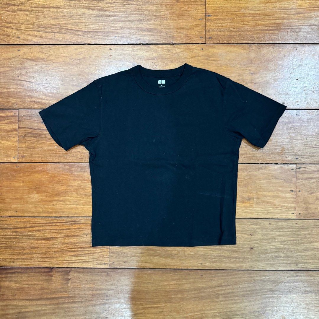 UNIQLO U T-Shirt (Black) (Category: Tshirts & Polo Shirts ) located in Manila. Submitted by bennythrift (Listing ID 1380038681, Image 1). Description: UNIQLO U Black T-Shirt - Authentic - Worn less than 5 times - No blemishes, but has been tailored to reduce length Size: Small Shoulder: 17.5 inch / 44.5 cm Sleeve: 8 inch / 20.3 cm Chest: 20 inch / 50.8 cm Length: 23.6 inch / 60 cm Hem: 19 inch / 28.3 cm .