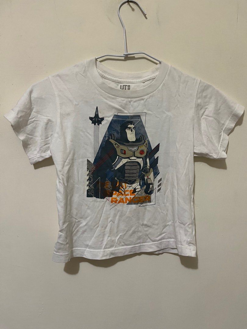 由 imstacygirl (刊登 ID 1380074843，圖片 1) 提交，位於 新北市 (New Taipei) 的 uniqlo~PIXAR白色短上衣 (類別：嬰兒及兒童流行時尚)，說明：衣長38肩寬30 。