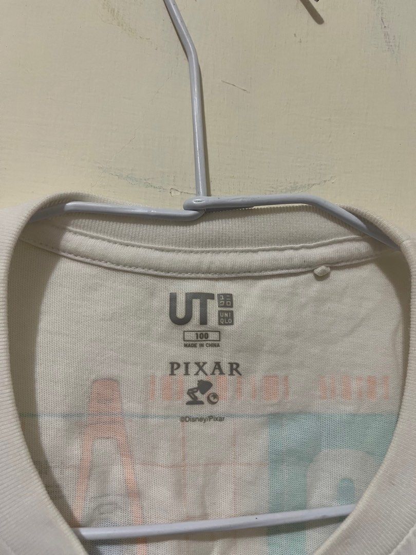 由 imstacygirl (刊登 ID 1380074843，圖片 3) 提交，位於 新北市 (New Taipei) 的 uniqlo~PIXAR白色短上衣 (類別：嬰兒及兒童流行時尚)，說明：衣長38肩寬30 。