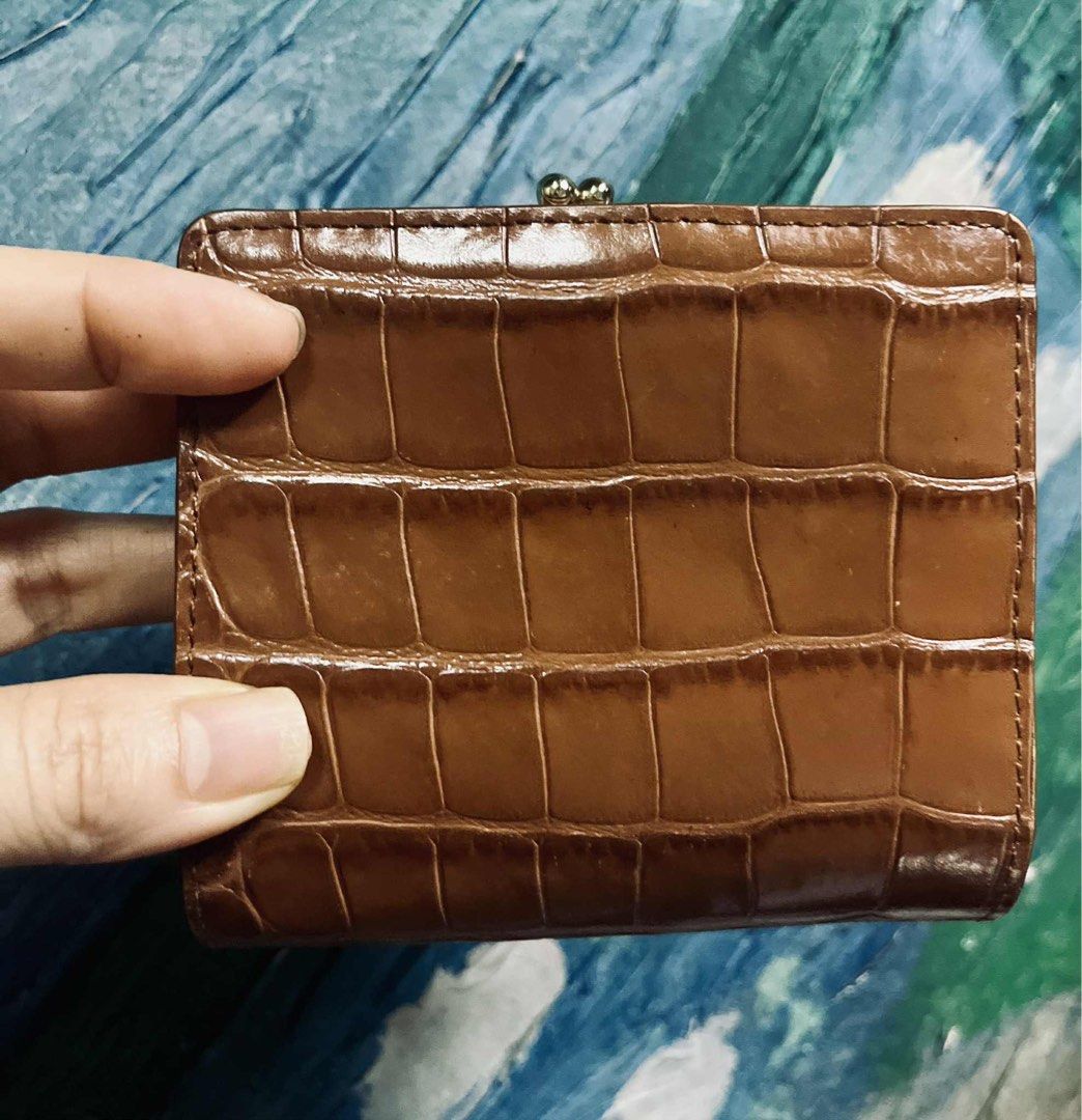 Wallet Bifold with Kisslock (Category: Wallets & Card holders) located in Antipolo. Submitted by MSelection (Listing ID 1380082808, Image 2). Description: Dina makapit ang Botton Lock ng Wallet.
