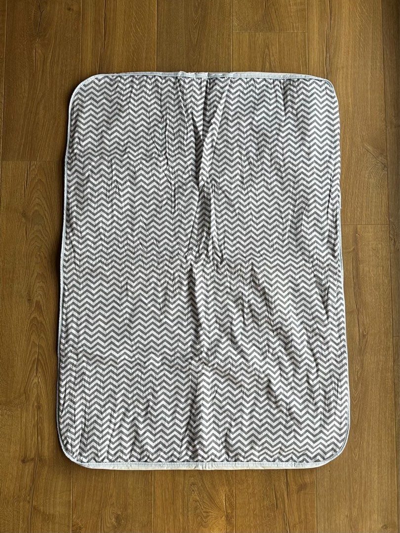 WATERPROOF BED COVER GREY and WHITE CHEVRON PRINT (Category: Changing Mats & Accessories) located in Cagayan de Oro. Submitted by destashingmama (Listing ID 1380006501, Image 1). Description: SIZE: 96x68cm.