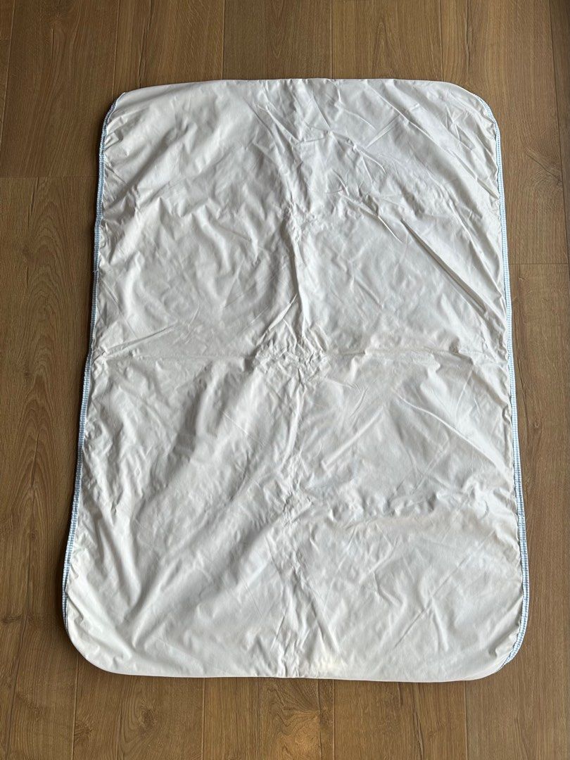 WATERPROOF BED COVER GREY and WHITE CHEVRON PRINT (Category: Changing Mats & Accessories) located in Cagayan de Oro. Submitted by destashingmama (Listing ID 1380006501, Image 3). Description: SIZE: 96x68cm.
