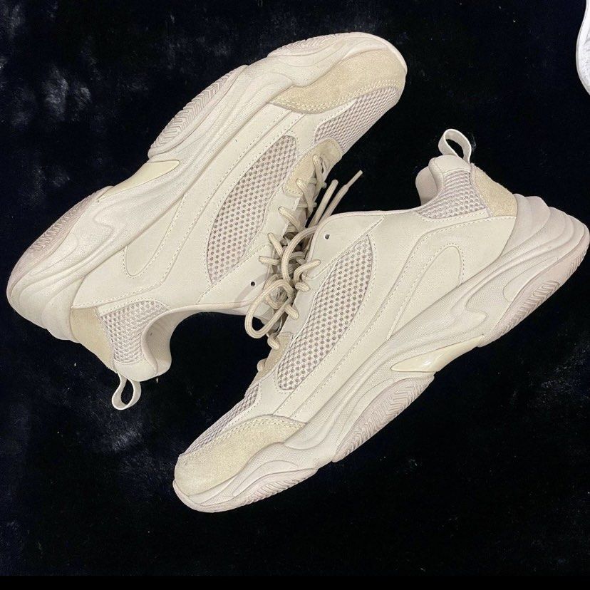 World Balance Invictus Monochrome Beige (Category: Sneakers) located in Mandaue City. Submitted by themakkk (Listing ID 1380026262, Image 3). Description: World Balance Invictus Monochrome Beige. Excellent Condition. US 10 (fits 9-9.5 US) Location: Pagsabungan, Mandaue City, Cebu No box..