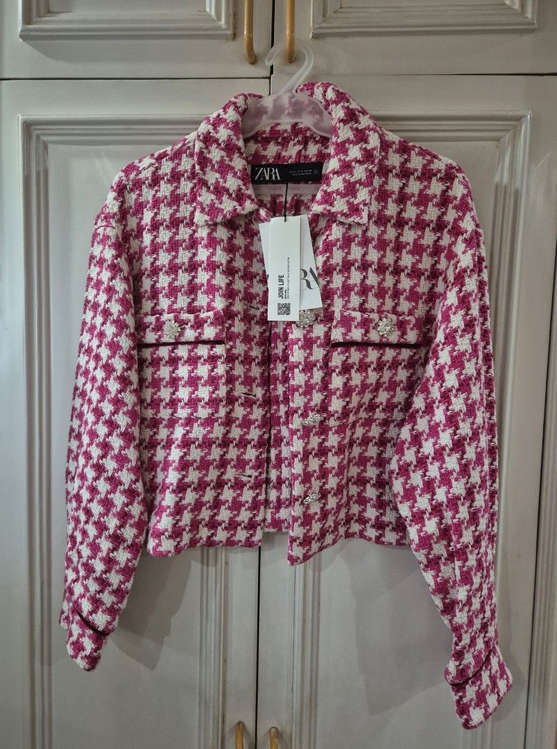 Zara Textured Houndstooth Overshirt Jacket (Category: Coats, Jackets and Outerwear) located in Pasay City. Submitted by bbearyoon (Listing ID 1379917349, Image 1). Description: Small on tag Oversized can fit Medium to semi Large Bought retail price thru delivery Brand new Super nice in person❤️.