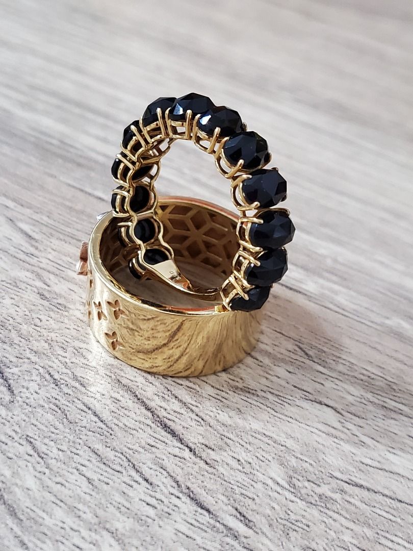 18k Gold Ring with Onyx Gemstones (Category: Rings) located in Cavite. Submitted by taschia (Listing ID 1380286582, Image 2). Description: 18k Gold Ring. With Black Onyx gemstones. New. Pick up.