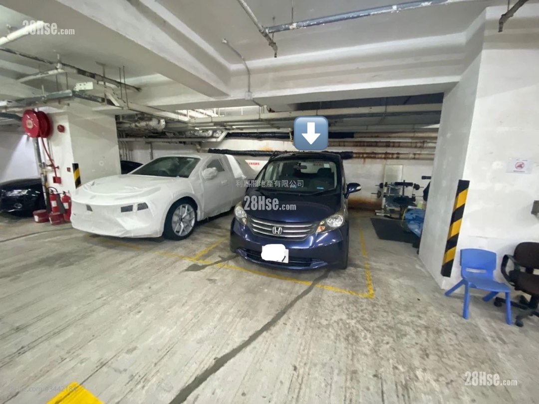 Great single-sided parking space available! Sold for HK$1.14 million in November 2022! 35% cheaper in 3 years! [Direct owner, no commission] Negotiable price, deal immediately! (With rental agreement $3,300) Carpark space No. 2081, 2nd floor, Citylink Mall, Sha Tin. Near Yuccie Court, Ngau Pei Sha, Prince of Wales Hospital, Citimark64076971503619110