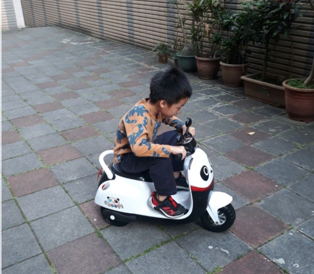由 acad12345 (刊登 ID 1380202039，圖片 2) 提交，位於 桃園市 (Taoyuan) 的 兒童電動機車 兒童電動摩托車 (類別：其他外出用品)，說明：熊貓/英國電動摩托車(RT-618A) 商品尺寸：75X40X52cm 商品承重：25 kg 商品淨重：6 kg 商品材質：塑膠/鐵 適用年齡：2-6歲 功能正常立即可用 面交：桃園市桃園區龍安街152巷口（明顯目標錢都涮涮鍋旁）。