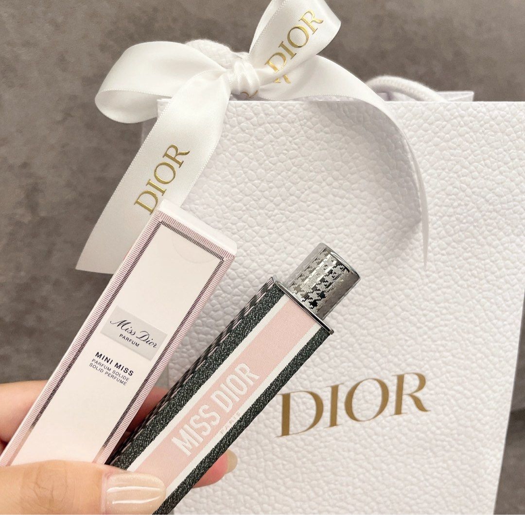 由 2hand_goodthings (刊登 ID 1380236708，圖片 1) 提交，位於 台北市 (Taipei) 的 全新 Miss dior 親吻固體香膏 香精版 3.2g (類別：香水、體香劑)，說明：原價3300 限量外殼 全新未拆封 附紙袋 適合送禮 期效到2027/9。