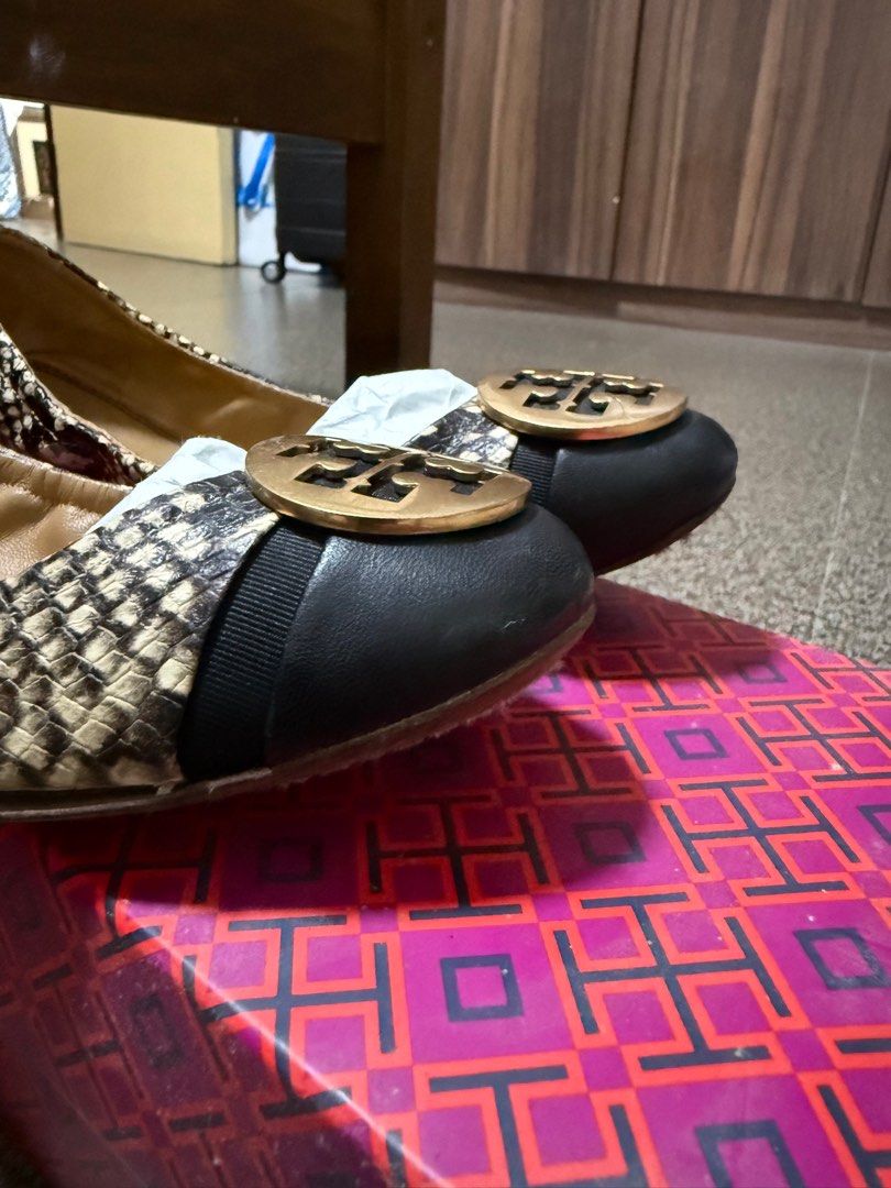 💯 Tory Burch Flats (Category: Sneakers & Footwear) located in Paranaque City. Submitted by boxelle (Listing ID 1380273659, Image 3). Description: 💯 Tory Burch Flats color: warm rocia / black Size 6.5 (best fit for 6 or slim size 6.5 feet) *this a retail bought* Complete with its box and fillers No issue or concerns MOP: BPI or Gcash only sf c/o buyer.