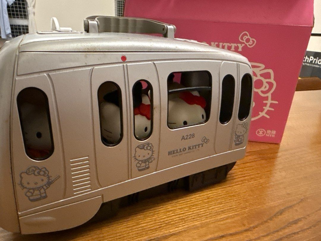 地鐵MTR x Hello Kitty 精英號珍藏列車全套, 興趣及遊戲, 玩具& 遊戲類