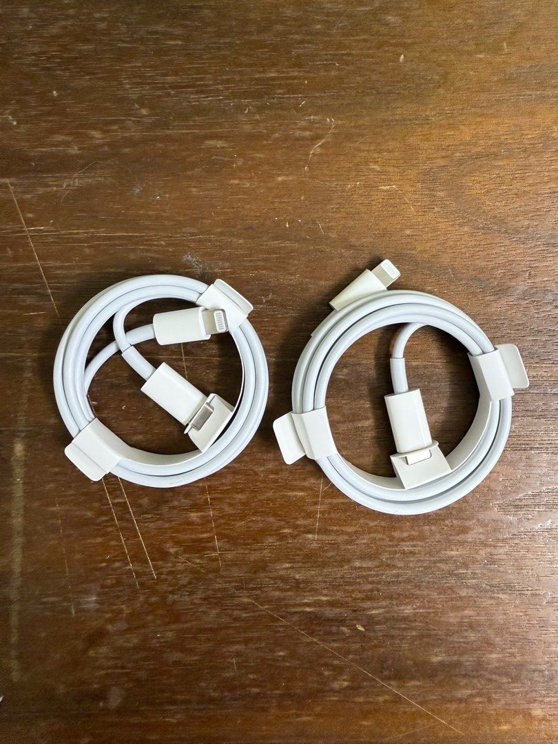 由 ayyayyrun (刊登 ID 1380181789，圖片 1) 提交，位於 台北市 (Taipei) 的 Apple 原廠充電線 (USB-C to Lightning) (類別：轉接線及轉換器)，說明：一個350。
