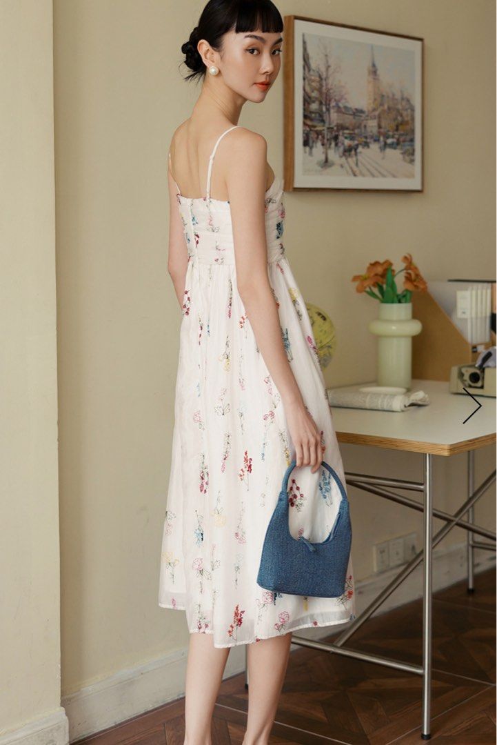 BNWT Arielle Embroidery Tencel Midi Dress (Category: Dresses) located in Singapore. Submitted by cloudysky30 (Listing ID 1380214277, Image 2). Description: Made of tencel blend. Features multi-colour florals embroidered on fabric. Gathered ruches and paneling details at chest and back. Non-detachable bandeau padding at chest. Anti-slip silicon around bust line front and back. Adjustable shoulder straps. Concealed back zip. Functional side pockets