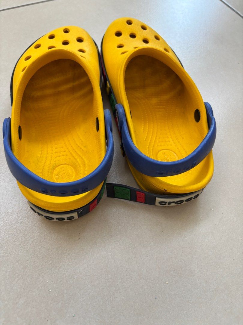 Authentic Crocs Lego (Category: Babies & Kids Fashion) located in Cebu City. Submitted by happyheartcebu (Listing ID 1380167647, Image 3). Description: Authentic and Original Crocs Lego design Size 21.5cm Damaged side design but can use mighty bond to stick it back.