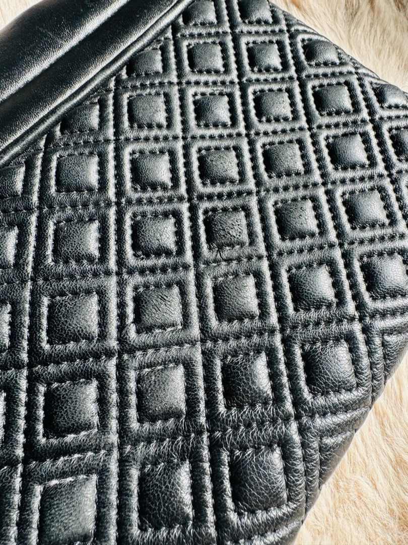 AUTHENTIC TORY BURCH CHAIN BAG (Category: Luxury Bags & Wallets) located in Santa Rosa. Submitted by rjaarmblo (Listing ID 1380204201, Image 3). Description: SELLING LOW! Tory Burch Chain Bag -Authentic -Preloved -Signs of use but still pretty overall (7/10) -Can also be used as clutch -Perfect for day to night events -₱2,000 Location: Valero, Makati Shipping c/o Buyer.