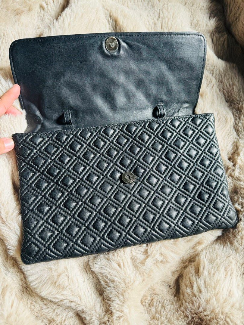AUTHENTIC TORY BURCH CHAIN BAG (Category: Luxury Bags & Wallets) located in Santa Rosa. Submitted by rjaarmblo (Listing ID 1380204201, Image 2). Description: SELLING LOW! Tory Burch Chain Bag -Authentic -Preloved -Signs of use but still pretty overall (7/10) -Can also be used as clutch -Perfect for day to night events -₱2,000 Location: Valero, Makati Shipping c/o Buyer.