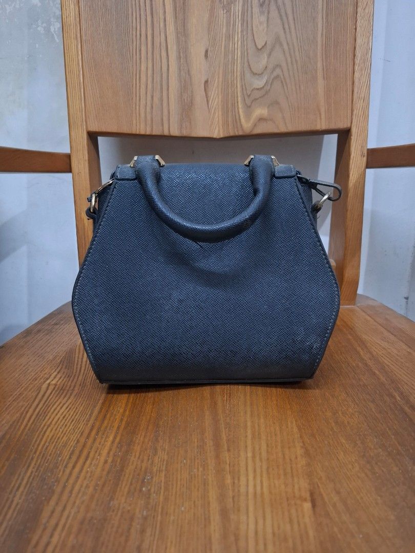 Black bag (both body and purse bag) (Category: Cross-body Bags) located in Quezon City. Submitted by wise_r (Listing ID 1380127036, Image 2). Description: PM if interested Bag: 1. Black bag 2. Big space inside and can hold a lot of items. 3. The bag is very sturdy, and has a tire-like skin exterior. Defects: 1. The strap hook, but nothing that cannot be replaced. 2. Some metal accents are fading but not rusting and can be polished. Reminder: - Th