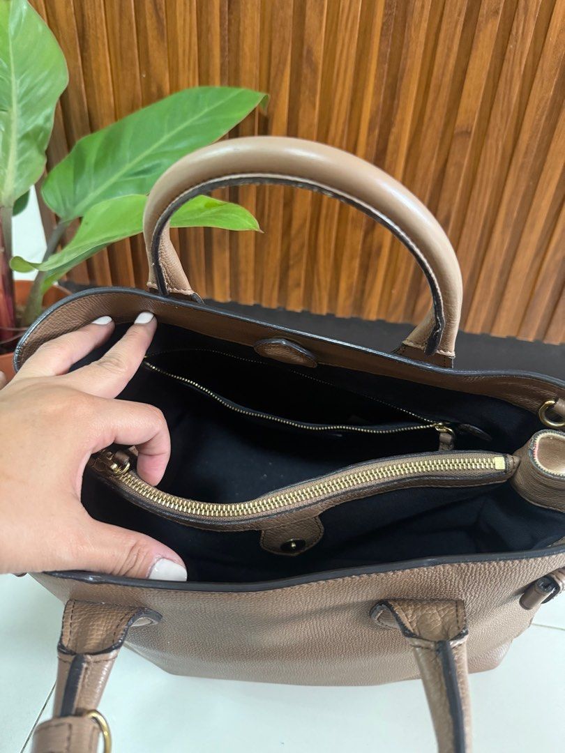 Burberry Original Medium Banner Bag (Category: Luxury Bags & Wallets) located in Pasig City. Submitted by pokkekkek (Listing ID 1380181787, Image 3). Description: Original bought in US No strap Very good condition.