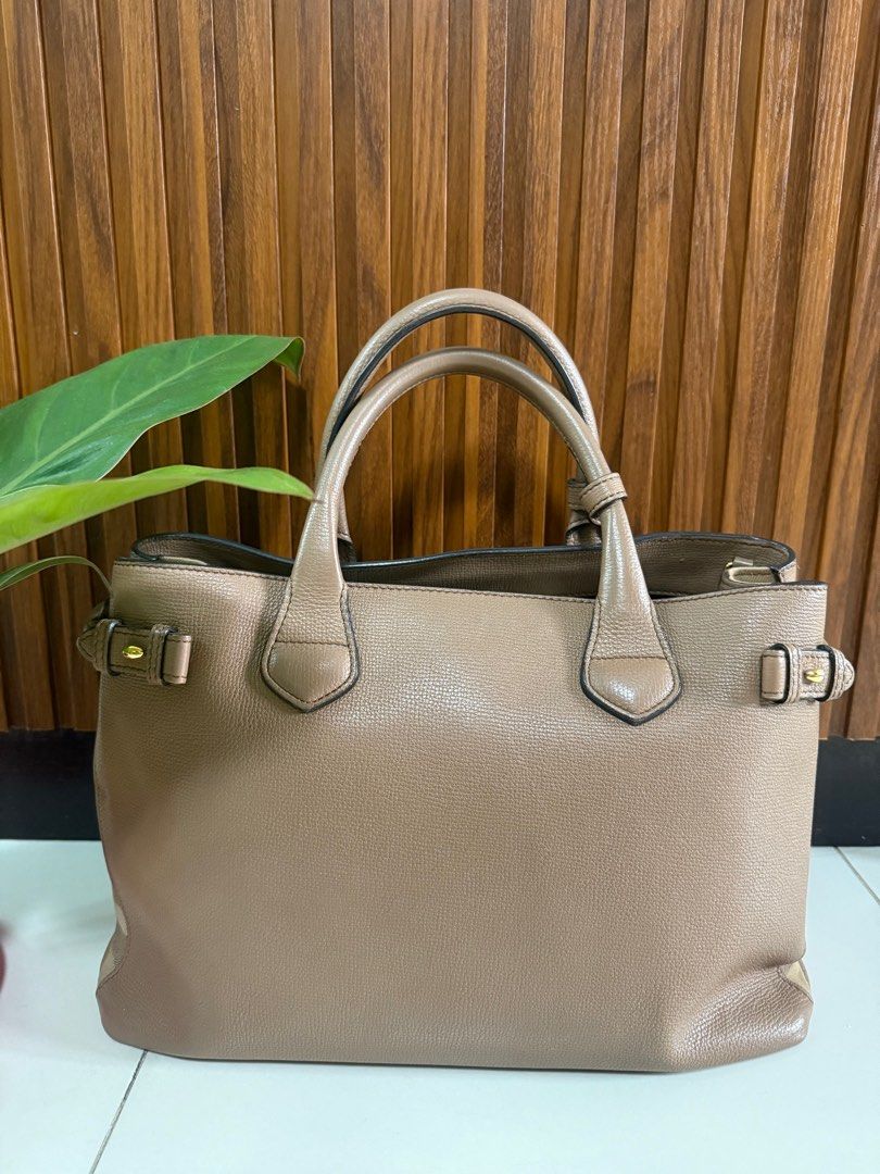 Burberry Original Medium Banner Bag (Category: Luxury Bags & Wallets) located in Pasig City. Submitted by pokkekkek (Listing ID 1380181787, Image 2). Description: Original bought in US No strap Very good condition.