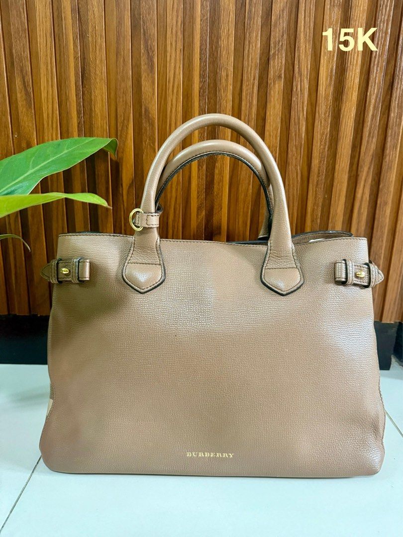 Burberry Original Medium Banner Bag (Category: Luxury Bags & Wallets) located in Pasig City. Submitted by pokkekkek (Listing ID 1380181787, Image 1). Description: Original bought in US No strap Very good condition.