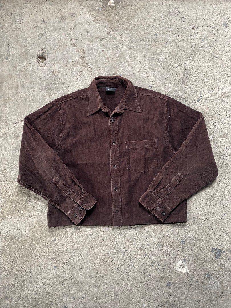 Cambridge Essentials Boxy Cropped Corduroy Button Down (Category: Coats, Jackets and Outerwear) located in Santiago. Submitted by ace.stuff (Listing ID 1380225693, Image 1). Description: No issues Cropped 22x22.5 Medium on tag DM to purchase.