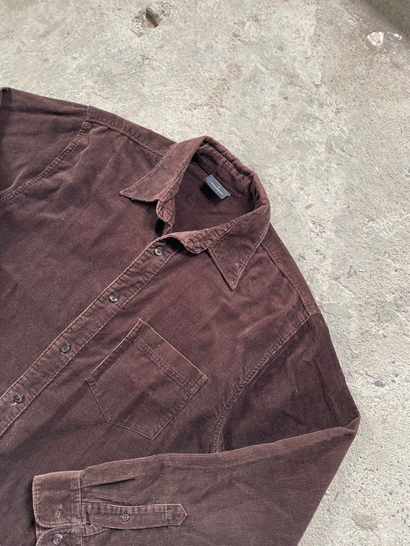Cambridge Essentials Boxy Cropped Corduroy Button Down (Category: Coats, Jackets and Outerwear) located in Santiago. Submitted by ace.stuff (Listing ID 1380225693, Image 2). Description: No issues Cropped 22x22.5 Medium on tag DM to purchase.