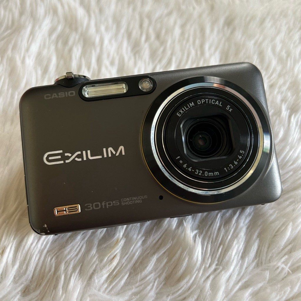 Casio Exilim EX-FC100 Digital Camera Digicam Used Secondhand (Category: Cameras) located in Lipa City. Submitted by cbdigital (Listing ID 1353313295, Image 2). Description: [USED] Casio Exilim FC100 5x Optical Zoom 9.1 MP Red Flash ❤️ INCLUSIONS: Unit Battery Strap Camera Case ISSUES: • No Lens Curtain • Faulty Zoom Button (Nagzozoom in pero hindi nag zozoom out) • Faulty LCD (See photos) All stated issues don’t affect the output :) OTHERS: Date 