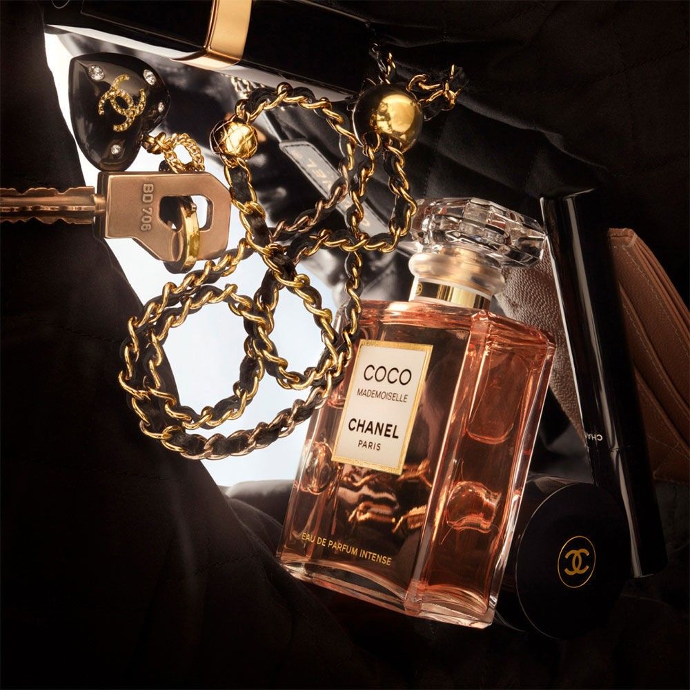 由 amaishops (刊登 ID 1380288009，圖片 3) 提交，位於 新北市 (New Taipei) 的 CHANEL 香奈兒/COCO MADEMOISELLE 魅惑印記/女性淡香精/100ml/附品牌提袋 (類別：香水、體香劑)，說明：COCO MADEMOISELLE 魅惑印記/女性淡香精/100ml/2018年上市香水 香調：東方花香調 、 柑橘調 前調：西西里柑橘、卡拉布里亞佛手柑 中調：玫瑰、茉莉花香 後調：廣藿香、琥珀、香草、頓加豆 香奈兒摩登COCO 魅惑印記香水，獻給無畏於展現自己，樂在演繹自我多變風采的耀眼女性。獨特的琥珀木質琥珀香調呈現出性感、深邃且迷人的獨特性格。 全新香奈兒摩登COCO魅惑印記香水為獨特的琥珀木質琥珀香調，散發強烈的鮮明個性。香氛以大量的廣藿香為基調，點綴馬達加斯加香草與東加豆的溫暖氣息。中調則注入玫瑰、茉莉花香，與柑橘的清爽芬芳形成完美對比，成就此款香水前所未見的性感癮誘魅力。。