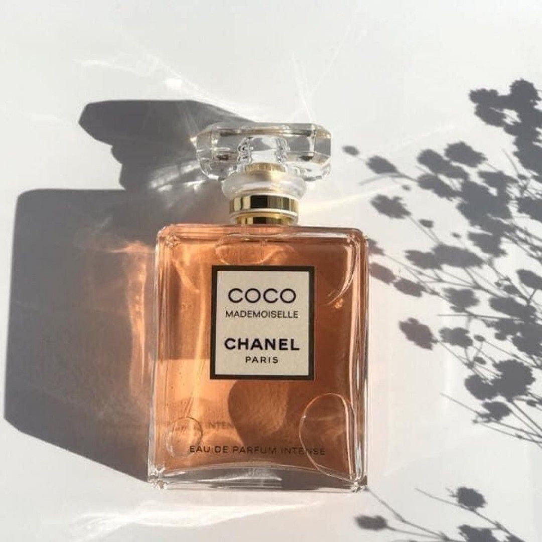 由 amaishops (刊登 ID 1380288009，圖片 2) 提交，位於 新北市 (New Taipei) 的 CHANEL 香奈兒/COCO MADEMOISELLE 魅惑印記/女性淡香精/100ml/附品牌提袋 (類別：香水、體香劑)，說明：COCO MADEMOISELLE 魅惑印記/女性淡香精/100ml/2018年上市香水 香調：東方花香調 、 柑橘調 前調：西西里柑橘、卡拉布里亞佛手柑 中調：玫瑰、茉莉花香 後調：廣藿香、琥珀、香草、頓加豆 香奈兒摩登COCO 魅惑印記香水，獻給無畏於展現自己，樂在演繹自我多變風采的耀眼女性。獨特的琥珀木質琥珀香調呈現出性感、深邃且迷人的獨特性格。 全新香奈兒摩登COCO魅惑印記香水為獨特的琥珀木質琥珀香調，散發強烈的鮮明個性。香氛以大量的廣藿香為基調，點綴馬達加斯加香草與東加豆的溫暖氣息。中調則注入玫瑰、茉莉花香，與柑橘的清爽芬芳形成完美對比，成就此款香水前所未見的性感癮誘魅力。。