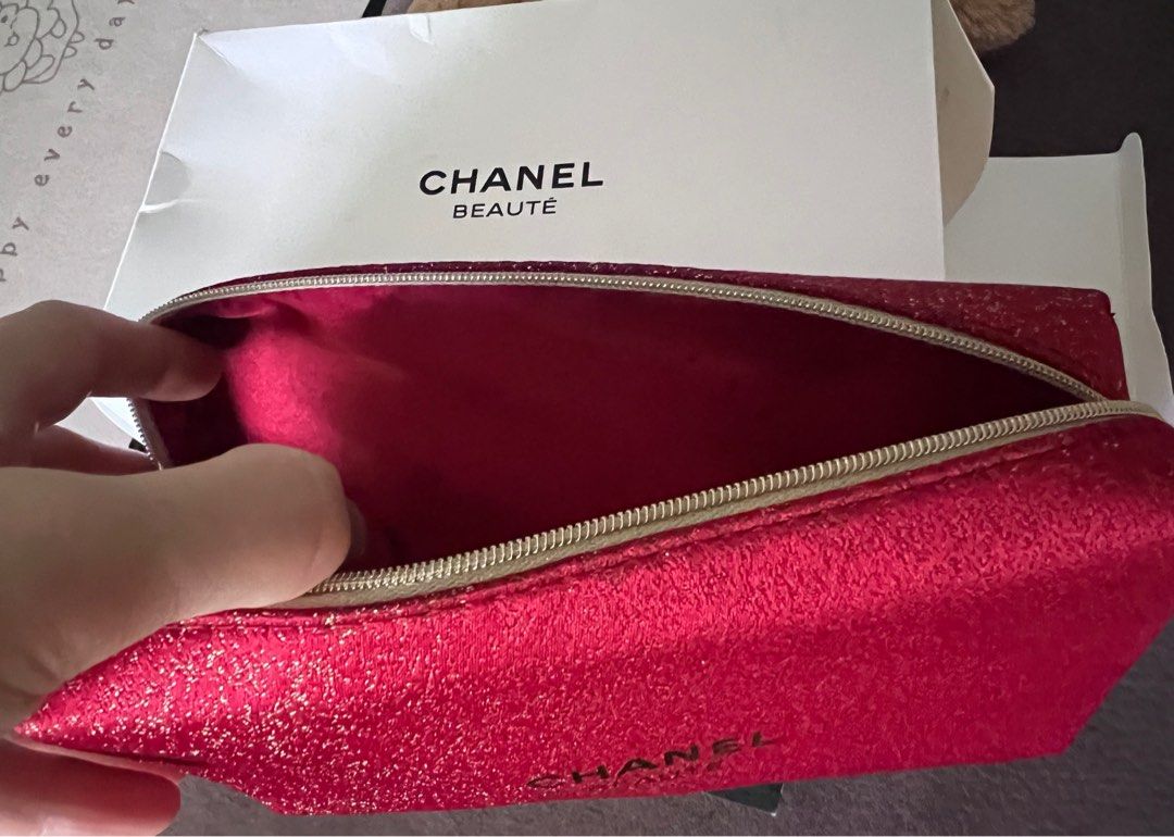 Chanel Toiletry Bag （分類：手袋及銀包）位於 Hong Kong。 由 whitepearl7 提交（商品編號 1380204396，圖片 3）。簡介： 順豐到付。