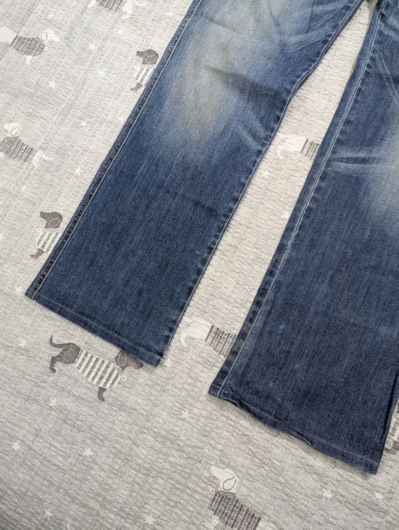 Chevignon Relaxed Fit Jeans 36 (Category: Jeans) located in Antipolo. Submitted by bentakahitanoano (Listing ID 1380255735, Image 2). Description: Still in good condition Size 36 Relax fit Measurements Waist 18.5 Rise 11 Thigh 12.5 Length 41.5 Inseam 31.5 Leg opening 8.5.