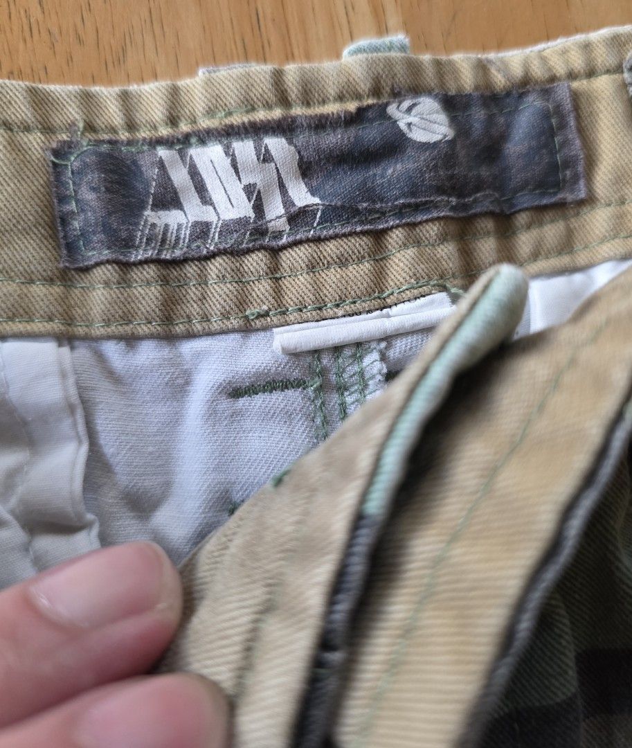 Classic Lost camo cargo skateboard shorts (Category: Shorts) located in Antipolo. Submitted by saslbs (Listing ID 1380118080, Image 3). Description: 💚Classic Lost Skateboard Camo Cargo shorts, thick cloth in good condition. 2.5k Payment thru g-cash. Delivery thru Lbc or lalamove care of buyer..