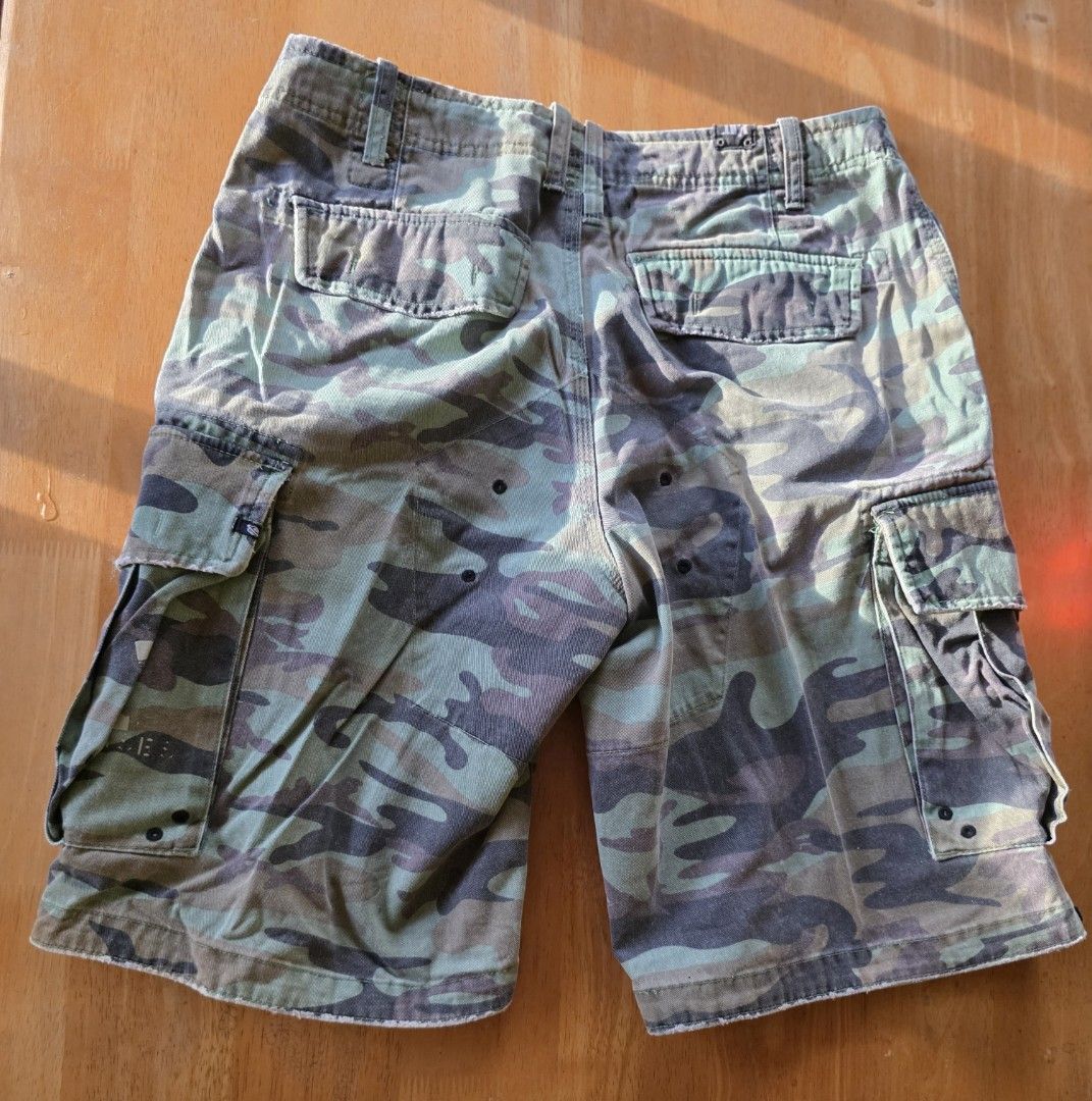 Classic Lost camo cargo skateboard shorts (Category: Shorts) located in Antipolo. Submitted by saslbs (Listing ID 1380118080, Image 1). Description: 💚Classic Lost Skateboard Camo Cargo shorts, thick cloth in good condition. 2.5k Payment thru g-cash. Delivery thru Lbc or lalamove care of buyer..