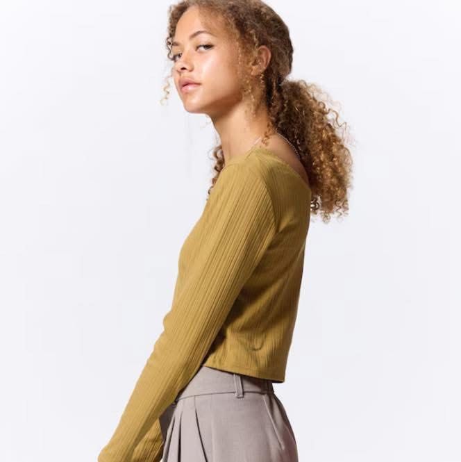Cotton Rib Cropped Long Sleeve from GU (Category: Longsleeves) located in Manila. Submitted by hmbrmrn (Listing ID 1380117983, Image 2). Description: Cotton Rib Cropped Long Sleeve from GU Japan available in store!🇯🇵 White/black - Medium Mustard/pink/green - small ₱160 only! Limited stocks only.