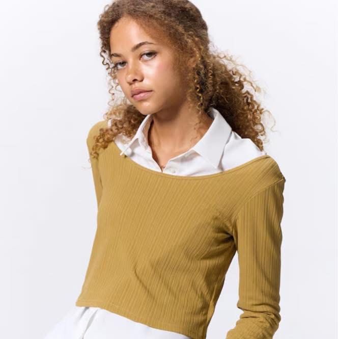 Cotton Rib Cropped Long Sleeve from GU (Category: Longsleeves) located in Manila. Submitted by hmbrmrn (Listing ID 1380117983, Image 3). Description: Cotton Rib Cropped Long Sleeve from GU Japan available in store!🇯🇵 White/black - Medium Mustard/pink/green - small ₱160 only! Limited stocks only.