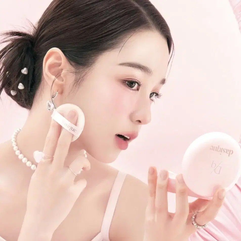 由 wondergirlyou (刊登 ID 1380251573，圖片 2) 提交，位於 台北市 (Taipei) 的 全新韓國買回Dasique水潤凝露氣墊粉餅21C (類別：化妝品)，說明：全新韓國買回Dasique水潤凝露氣墊粉餅 色號：21C 內含一個氣墊粉餅和兩個氣墊粉撲 效期：2027/6/17。