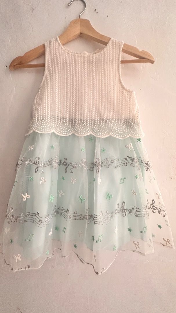 DRESS ANAK MELODY (Kategori: 4 hingga 7 tahun) berada di Bekasi. Dikirim oleh almari_bajuql (ID iklan 1380106431, Gambar 2). Deskripsi: preloved dress anak motif tangga nada (melody) size tag 120.
